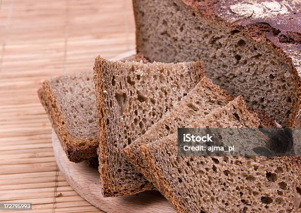 Plasterki Brunatny Chleb - zdjęcia stockowe i więcej obrazów Brązowy - Brązowy, Chleb 7 ziaren, Chleb krojony