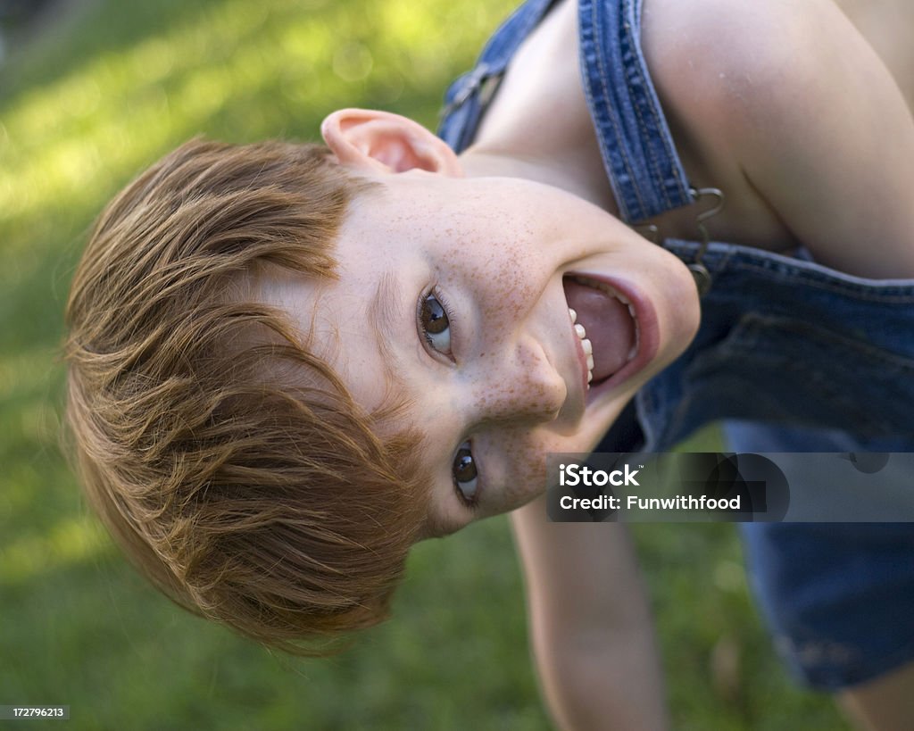 Ragazzo con rosso & Freckles & ridere felice in Tuta da lavoro - Foto stock royalty-free di 4-5 anni