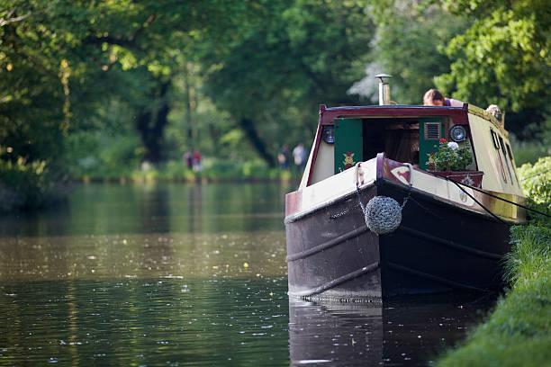 bateau sur le canal. - narrow boat photos et images de collection