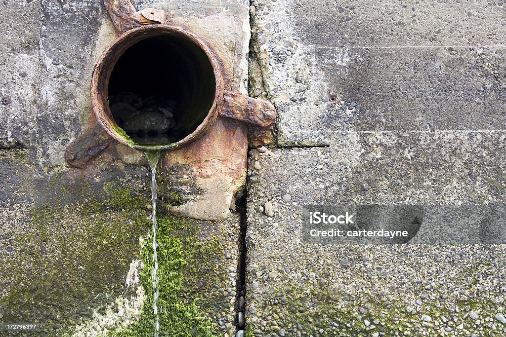 Отходы drain трубопроводов в Бетонная стена; ущерб окружающей среде - Стоковые фото Антисанитарный роялти-фри