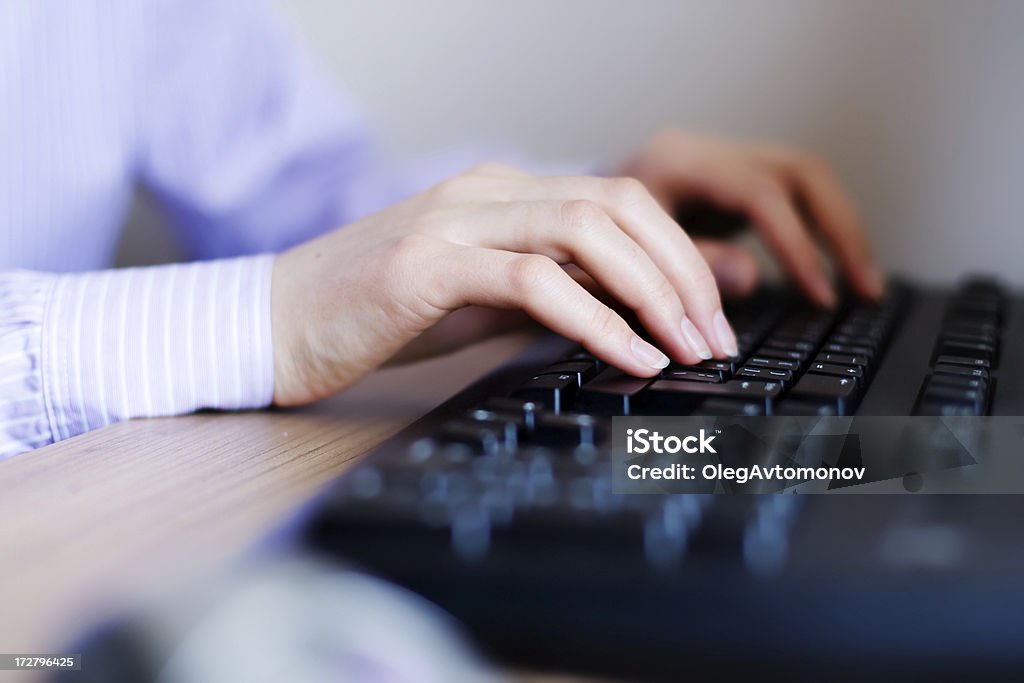 Donna le mani sulla tastiera del computer - Foto stock royalty-free di Adulto