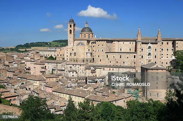 Palacio Ducal En Urbino Y Alrededores Marché De Italia Foto de stock y más banco de imágenes de Palacio Ducal - Urbino