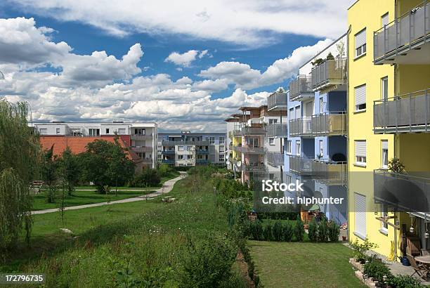 Photo libre de droit de Maisons Colorées banque d'images et plus d'images libres de droit de Appartement - Appartement, Arbre, Au bord de