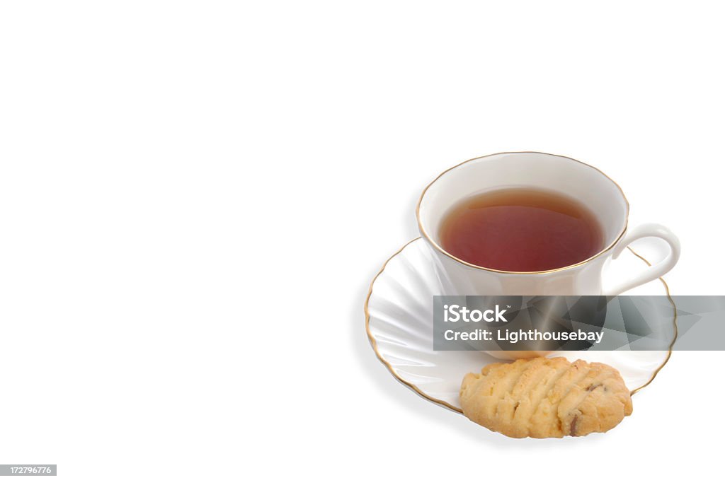 Xícara de chá e chocolate chip cookie no fundo branco - Royalty-free Bolacha Foto de stock