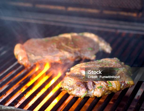 Costilla Bistecs De Barbacoa Con Llamas De La Cocina A La Parrilla Foto de stock y más banco de imágenes de Aire libre