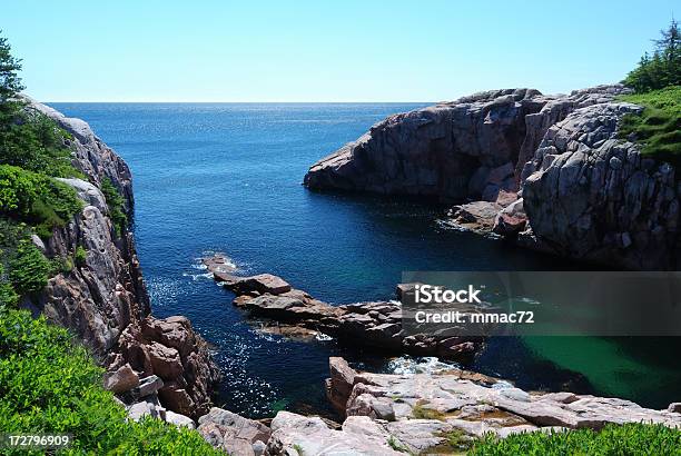 Rocky Cliffs Sobre O Mar - Fotografias de stock e mais imagens de Ilha Cape Breton - Ilha Cape Breton, Parque nacional de Cape Breton, Agosto