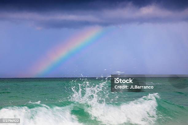 En Algún Lugar En La Torre Rainbow Foto de stock y más banco de imágenes de Agua - Agua, Arco iris, Belleza de la naturaleza