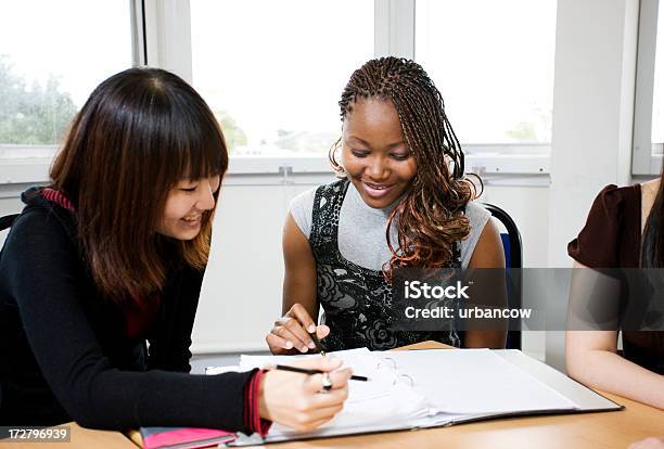 Os Alunos - Fotografias de stock e mais imagens de Sala de Aula de Universidade - Sala de Aula de Universidade, Adulto, Aluno da Universidade