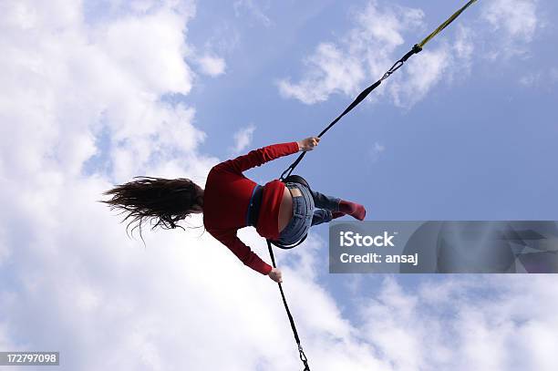 Dziewczyna Skoki Na Trampolina - zdjęcia stockowe i więcej obrazów Skakać na bungee - Skakać na bungee, Trampolina - Sprzęt sportowy, Salto