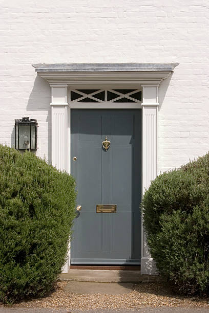 georgian cottage porte - doorstep door knocker door england photos et images de collection