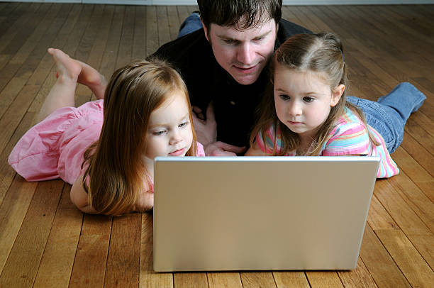 ご家族でのコンピューター - three person family flash ストックフォトと画像