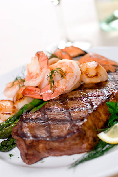 stek & owoce morza - lobster strip steak steak seafood zdjęcia i obrazy z banku zdjęć
