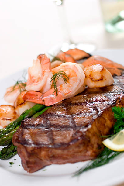 steak & frutos do mar - surf and turf prepared shrimp steak grilled - fotografias e filmes do acervo