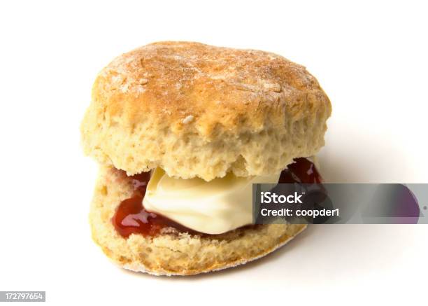 Foto de Scone Com Geleia E Creme Talhado e mais fotos de stock de Chá da Tarde - Chá da Tarde, Scone, Figura para recortar