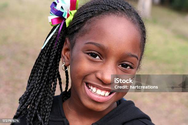 Menina Bonita - Fotografias de stock e mais imagens de 8-9 Anos - 8-9 Anos, Afro-americano, Ao Ar Livre