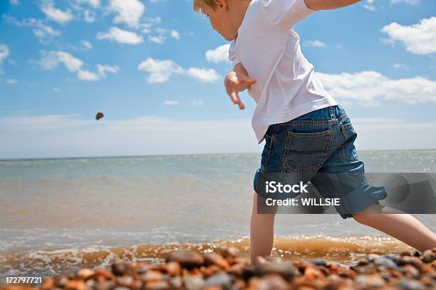 Photo libre de droit de Fun À La Plage À Une Superbe Journée banque d'images et plus d'images libres de droit de Activité de loisirs - Activité de loisirs, Bleu, Caillou