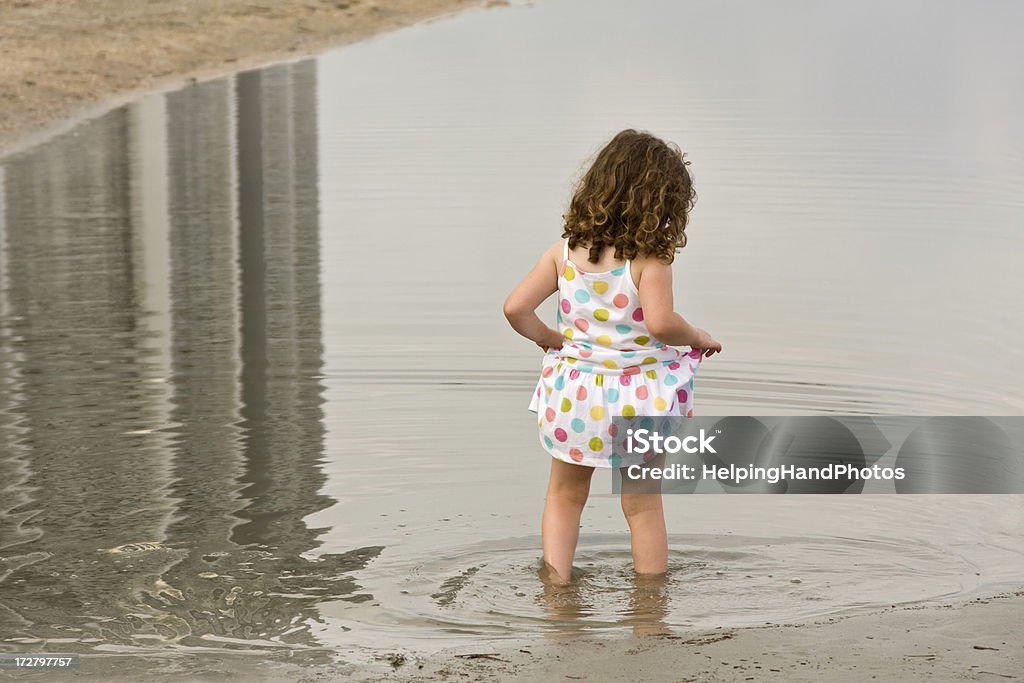 Девушка на пляже - Стоковые фото 4-5 лет роялти-фри