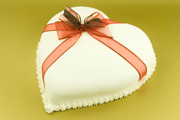 gâteau en forme de cœur avec un ruban rouge - wedding reception wedding cake wedding cake photos et images de collection