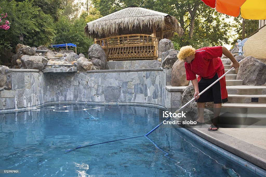 Limpieza de la piscina - Foto de stock de Adulto libre de derechos