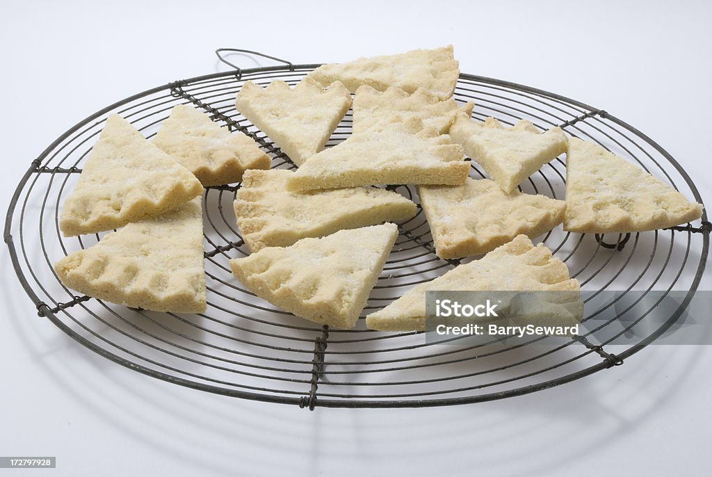 Piezas de galleta de manteca en rejilla - Foto de stock de Galleta de manteca libre de derechos