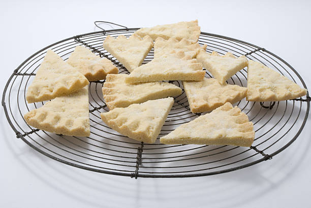 pezzi di biscotto di pasta frolla sul graticola - shortbread scottish culture triangle homemade foto e immagini stock