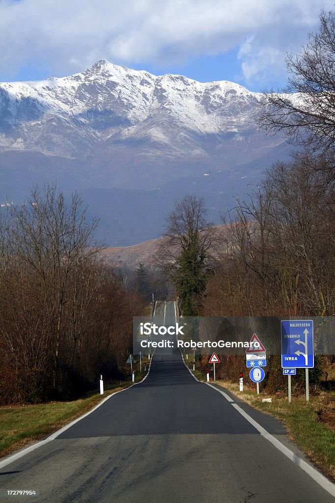 En direction de la montagne - Photo de Accotement herbeux libre de droits