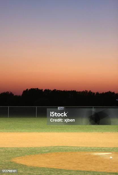 Закат На Ballpark — стоковые фотографии и другие картинки Бейсбольное поле - Бейсбольное поле, Вечерние сумерки, Infield