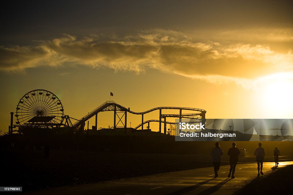 Corridori davanti al molo di Santa Monica - Foto stock royalty-free di California