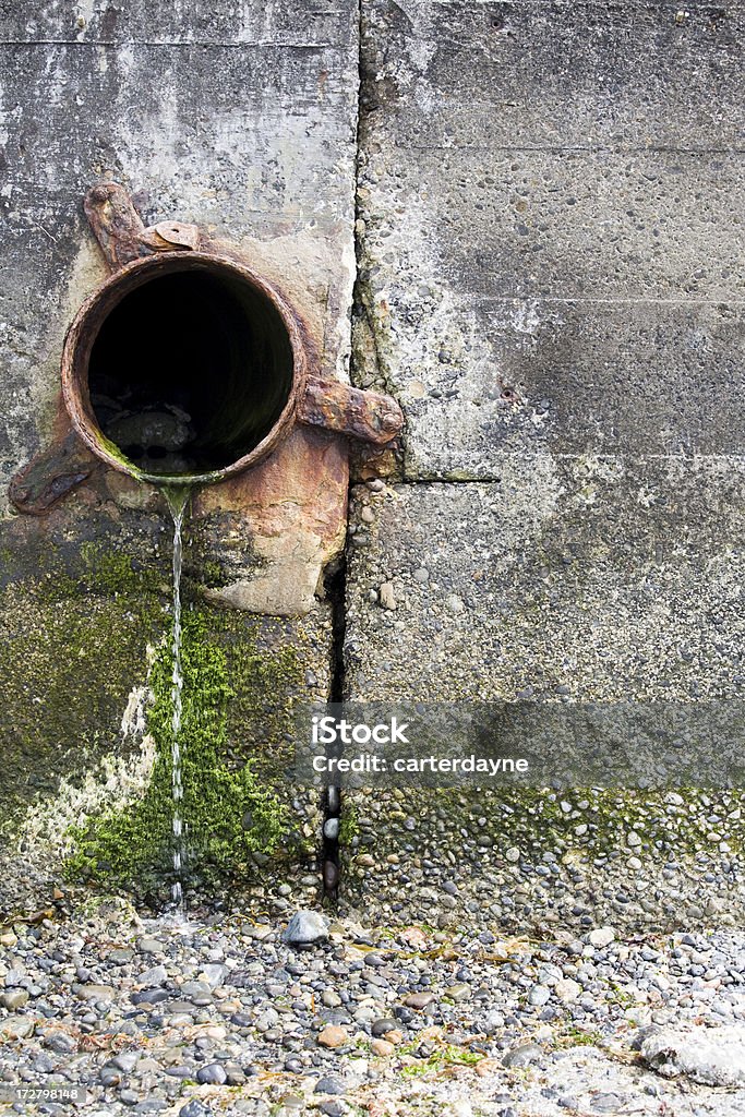 Resíduos drenar o tubo na parede de concreto, de um dano ambiental - Foto de stock de Acabado royalty-free