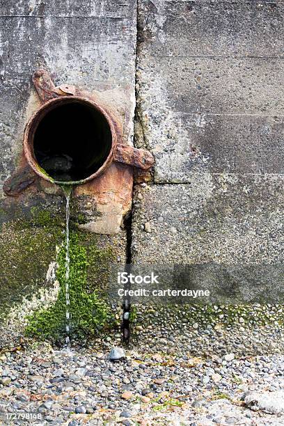 Foto de Resíduos Drenar O Tubo Na Parede De Concreto De Um Dano Ambiental e mais fotos de stock de Acabado