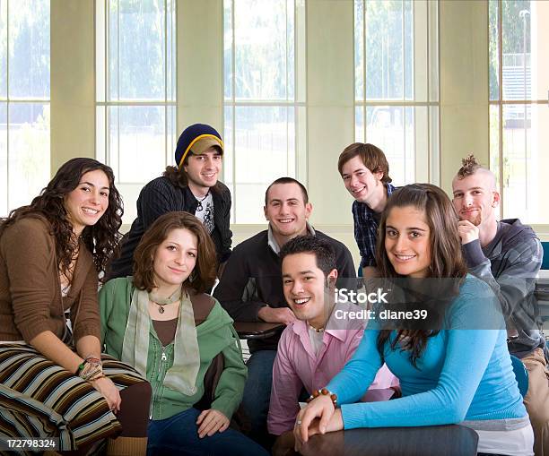 Classe Di Scuola - Fotografie stock e altre immagini di Edificio scolastico - Edificio scolastico, Educazione, Capelli alla moicana