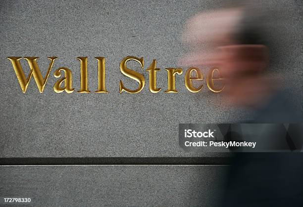 Foto de Gold Wall Street Homem De Desfoque De Movimento e mais fotos de stock de Bolsa de Valores de Nova York - Bolsa de Valores de Nova York, Bolsa de valores e ações, New York City