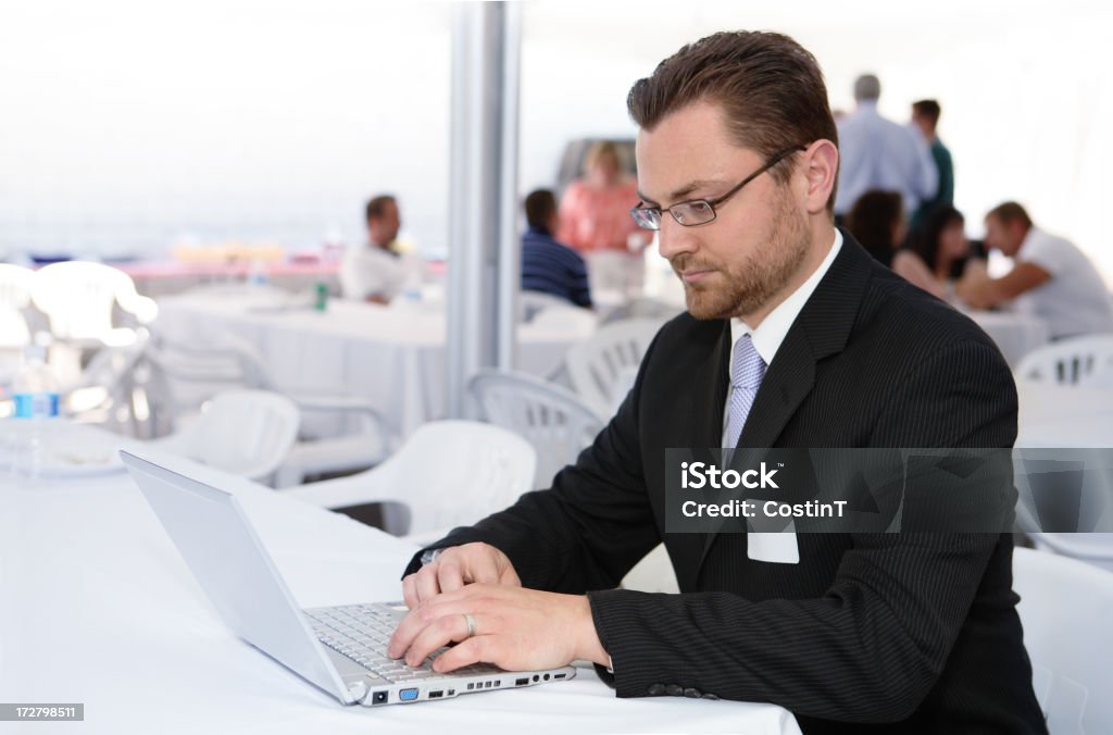 Geschäftsmann Arbeiten auf einem laptop - Lizenzfrei Anzug Stock-Foto