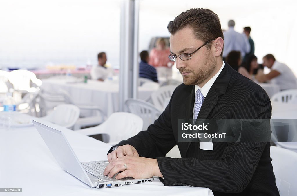 Бизнесмен работает на ноутбуке - Стоковые фото Белый роялти-фри