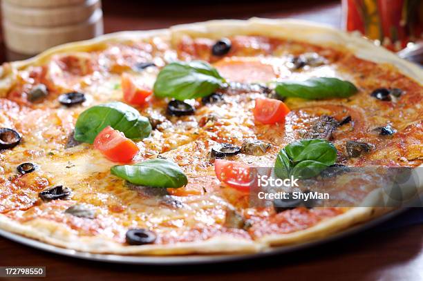 Foto de Pizza Recém e mais fotos de stock de Azeitona - Azeitona, Calor, Comida