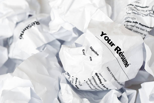 отклонено работу резюме скомканный и выбрасывать в мусор - resume garbage heap rejection стоковые фото и изображения