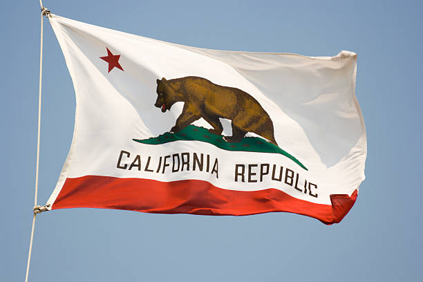 bandera del estado de california, agitando estado del banner con oso y star - us state department fotografías e imágenes de stock