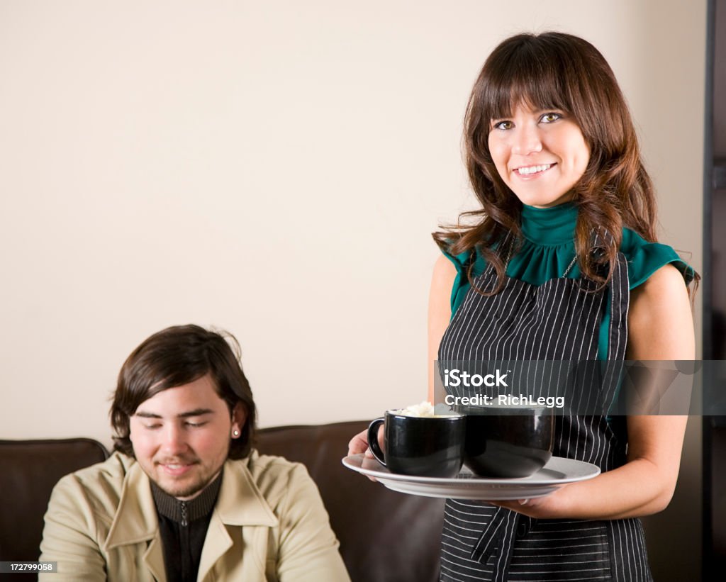 Jóvenes en un café - Foto de stock de 20 a 29 años libre de derechos