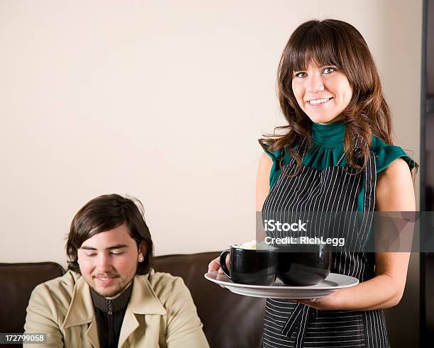 Jóvenes En Un Café Foto de stock y más banco de imágenes de 20 a 29 años - 20 a 29 años, Adulto, Adulto joven