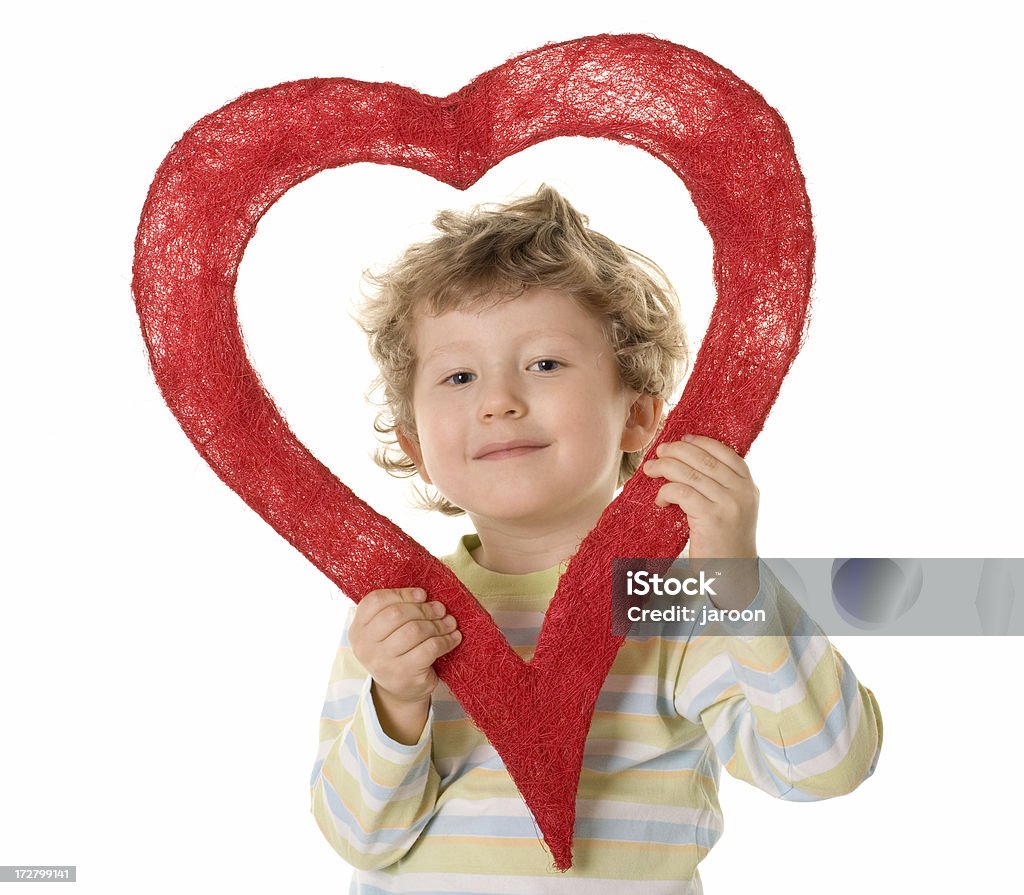 Petit garçon avec un cœur rouge - Photo de 2-3 ans libre de droits