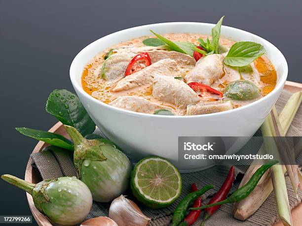 Zuppa Al Curry Rosso Thailandese Tradizionale - Fotografie stock e altre immagini di Alimentazione sana - Alimentazione sana, Basilico, Calore - Concetto