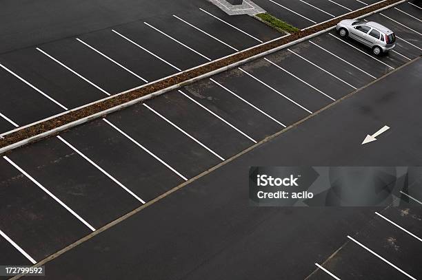 Lonely Automóvil Foto de stock y más banco de imágenes de Aparcamiento - Aparcamiento, Coche, Un solo objeto