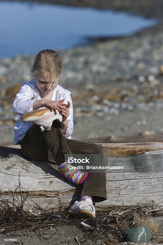 Mädchen mit Sand in Schuh - Lizenzfrei Antippen Stock-Foto