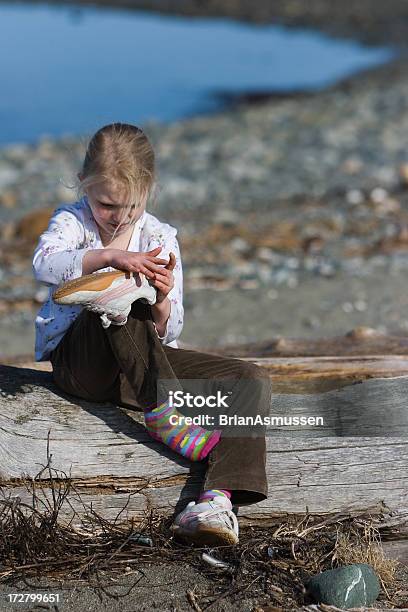 Mädchen Mit Sand In Schuh Stockfoto und mehr Bilder von Antippen - Antippen, Blondes Haar, Bunt - Farbton