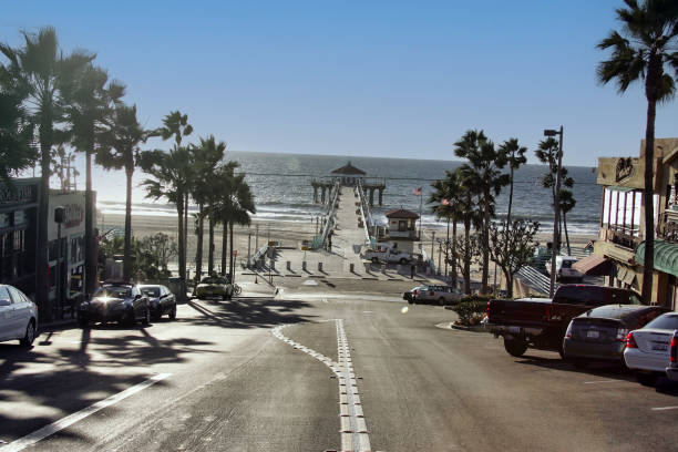 The road leading down to the Manhattan Beach pier