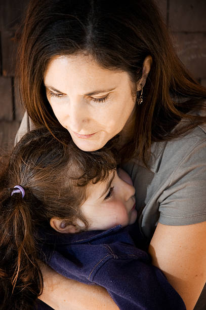 Madre tenendo la figlia (Serie - foto stock