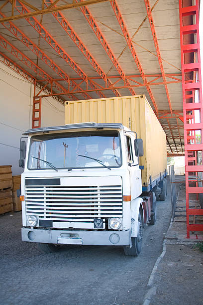 camião de - truck motion road cement truck imagens e fotografias de stock