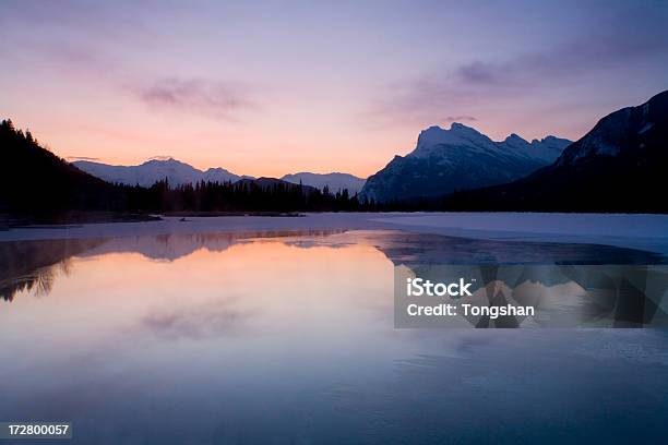 Photo libre de droit de Aube De Vermilion Lake Parc National De Banff banque d'images et plus d'images libres de droit de 2000-2009 - 2000-2009, Alberta, Aube