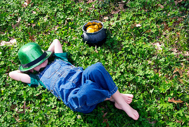 sleepy duende irlandés - fairy child outdoors fairy tale fotografías e imágenes de stock