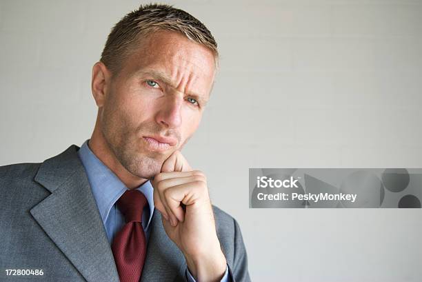 Cool Junger Mann Geschäftsmann Denken Mit Hand Am Kinn Stockfoto und mehr Bilder von Anstrengung